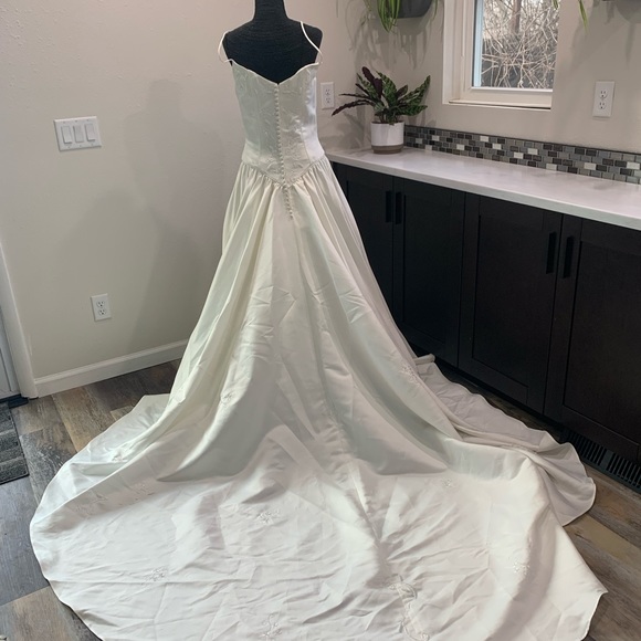 🚫SOLD🚫Size 12 Ivory Sample Wedding Dress With Train, Embroidery And Beading - Picture 2 of 12